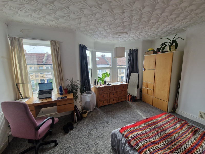 Room Churchill Road in Bristol
