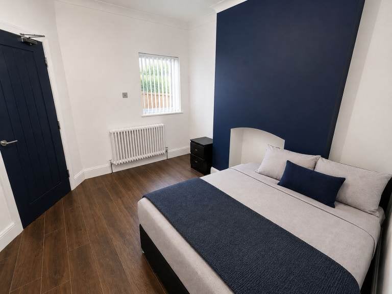 Room Clarendon Road in Luton
