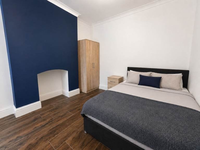 Room Clarendon Road in Luton