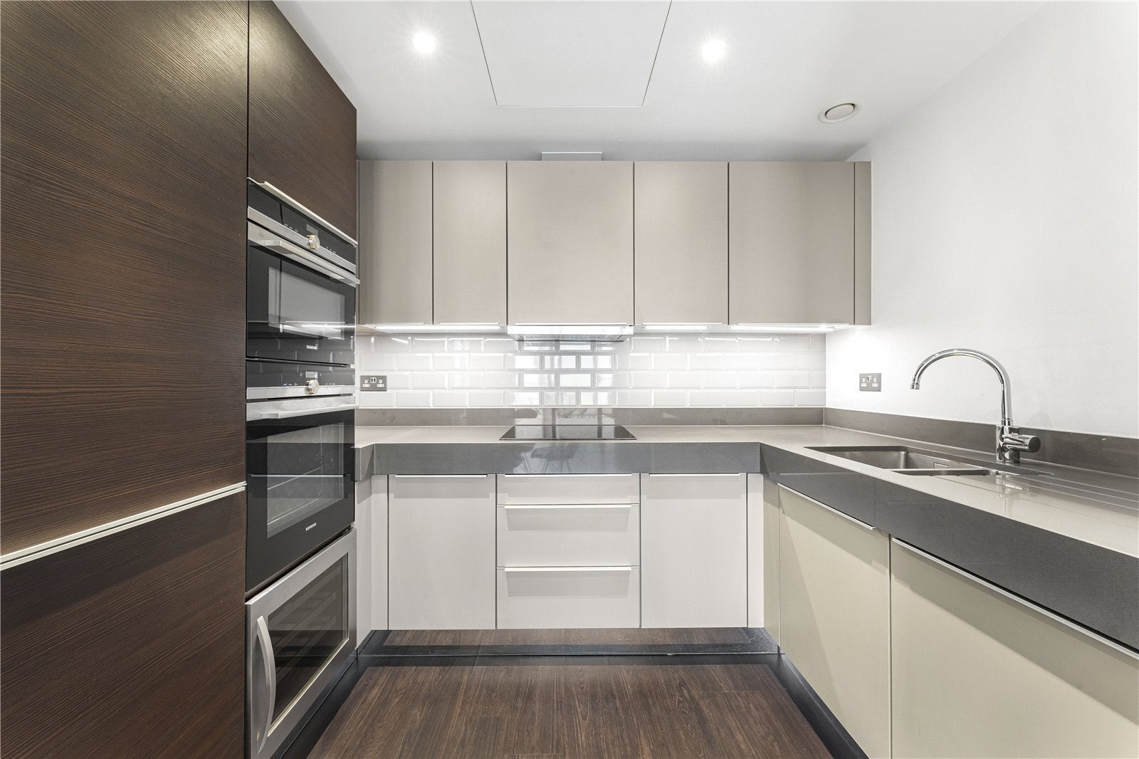 Flat Alie Street in Greater London