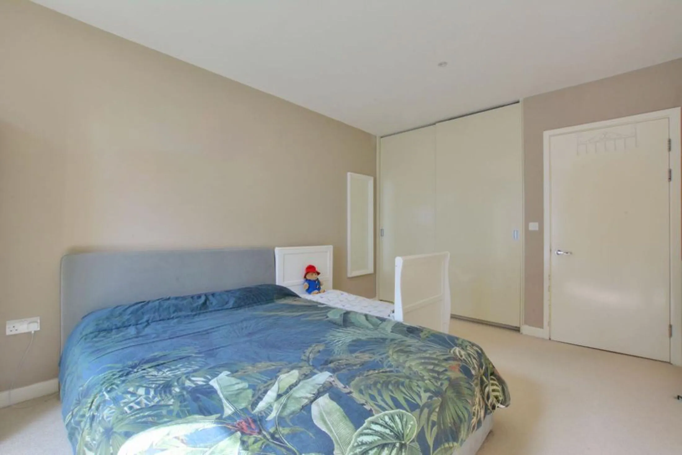Flat Astell Road in Greater London