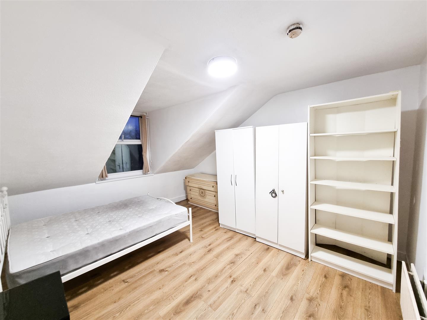 Room Cameron Road in Greater London