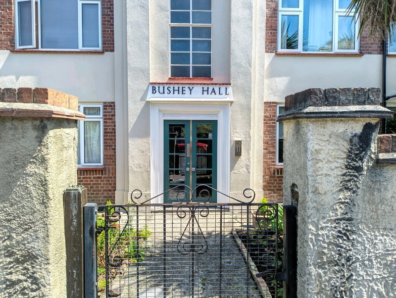 Room Bushey Hill Road in Greater London