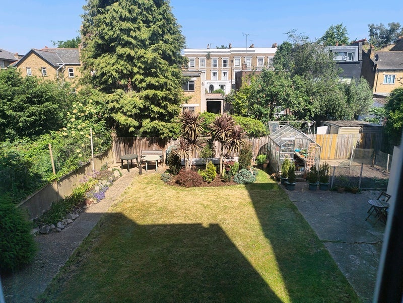 Room Bushey Hill Road in Greater London