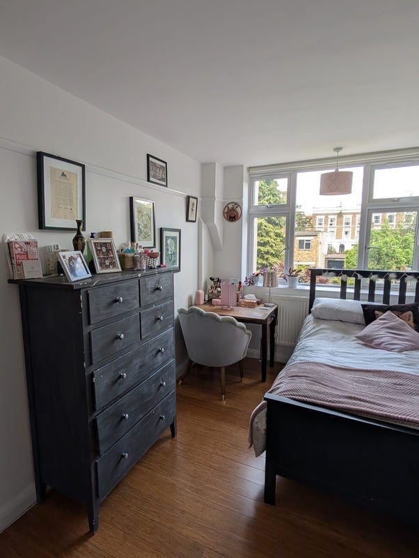 Room Bushey Hill Road in Greater London