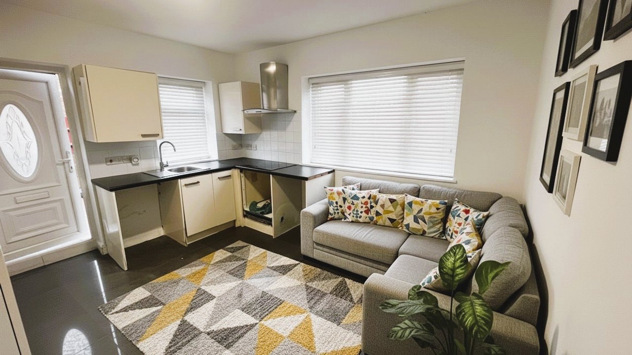 Flat Olive Road in Greater London