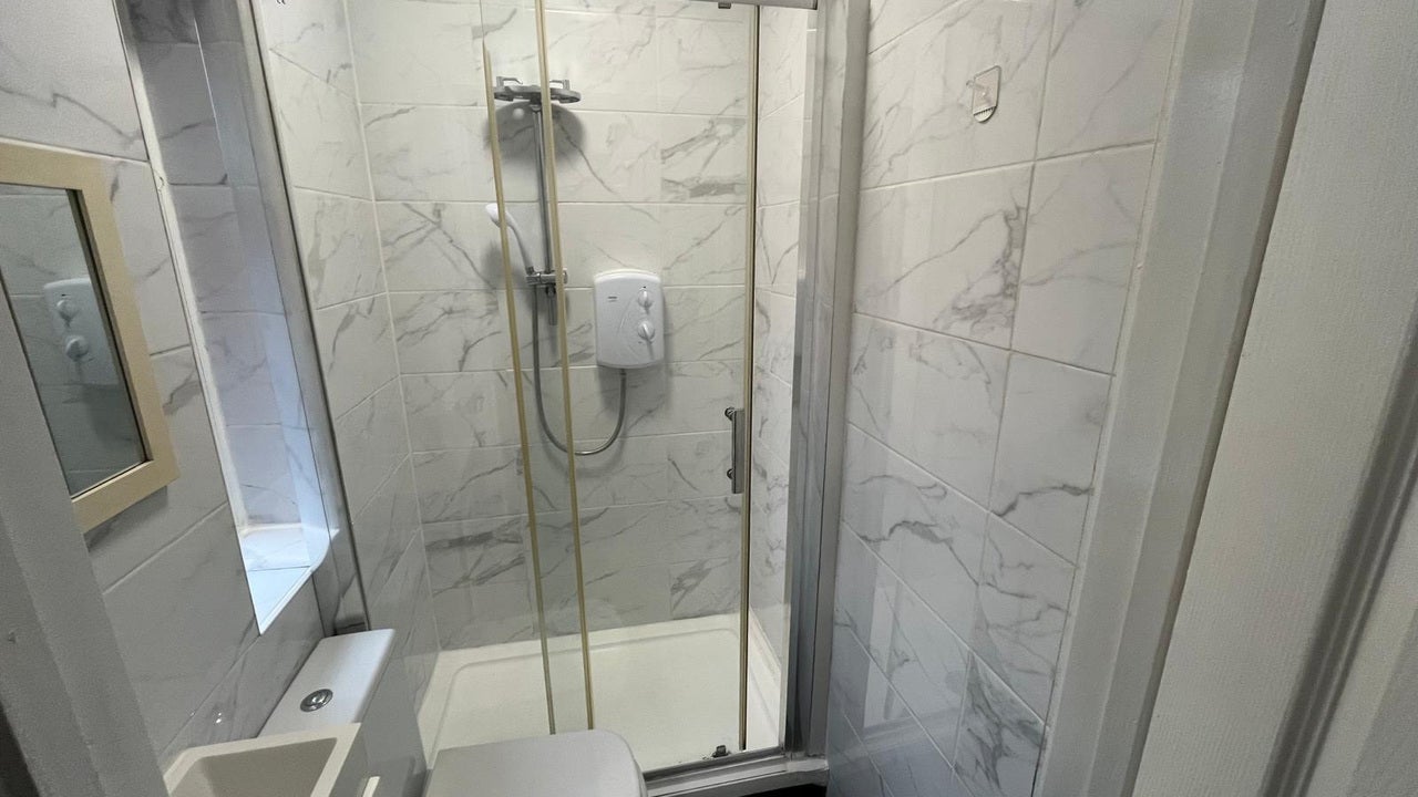 Flat Olive Road in Greater London