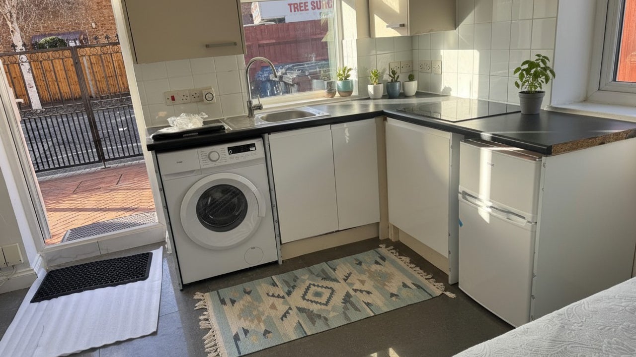 Flat Olive Road in Greater London