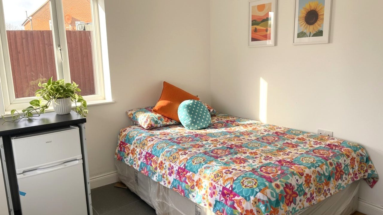 Flat Olive Road in Greater London