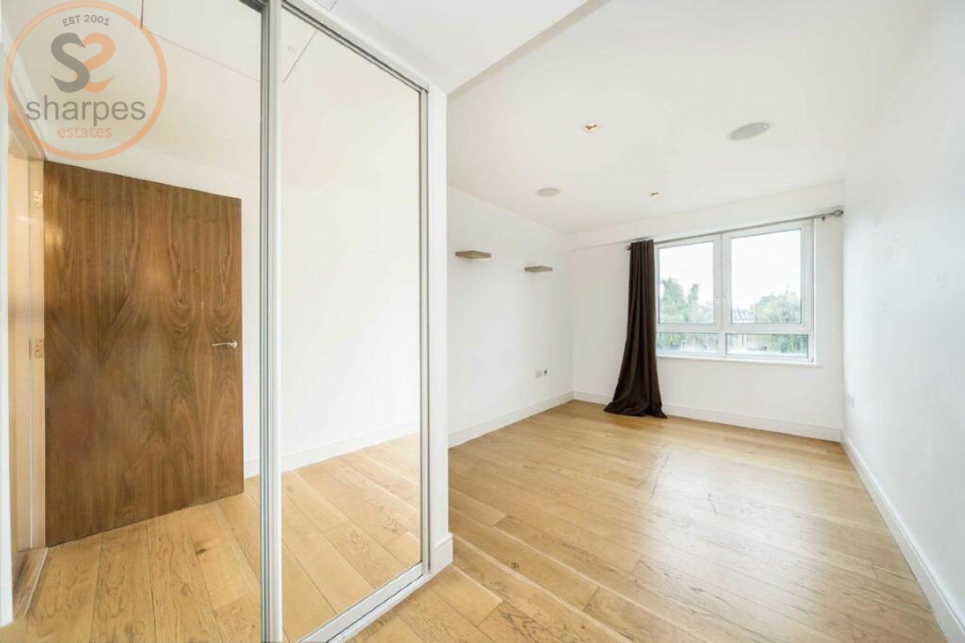 Flat Kew Bridge Road in Greater London