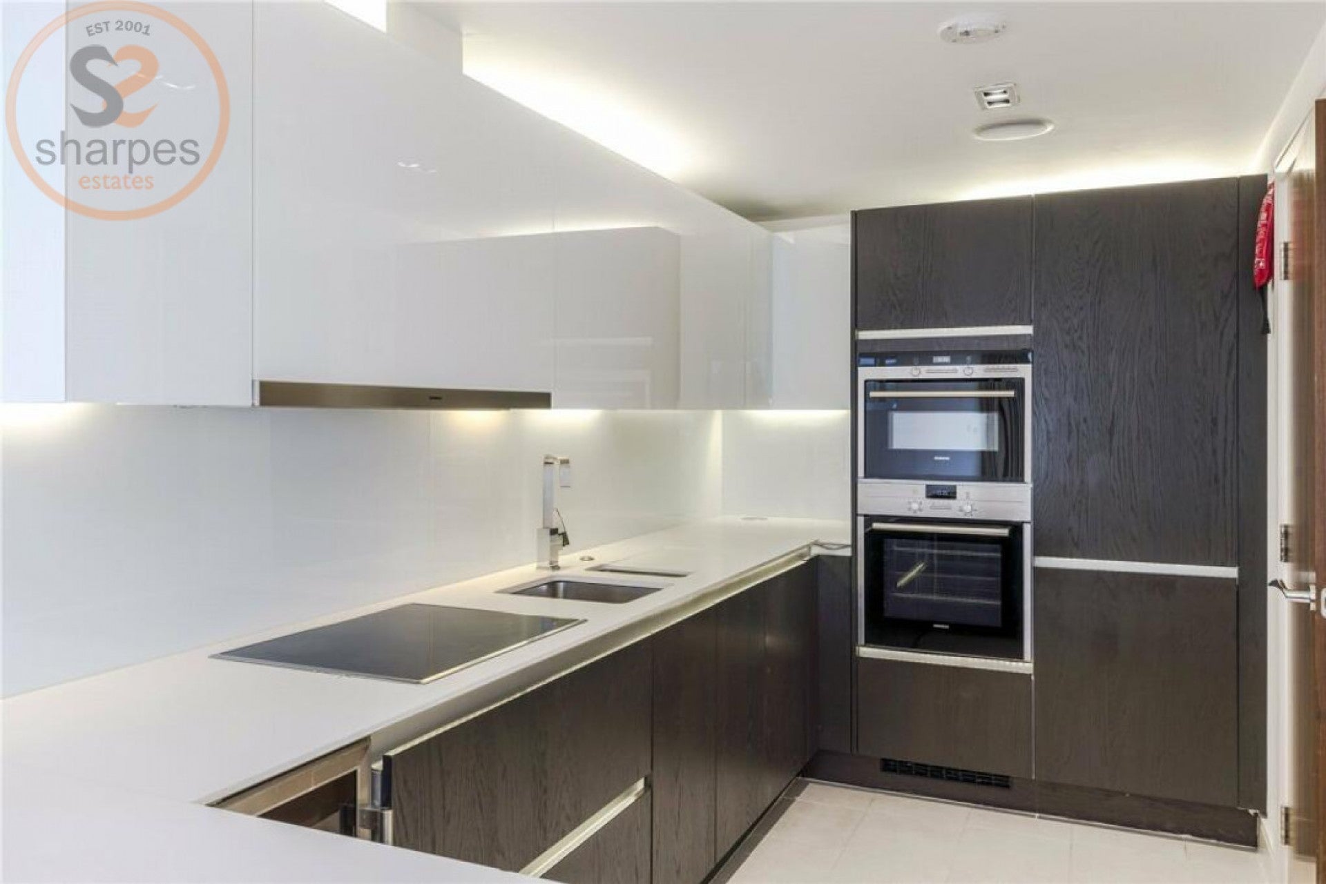 Flat Kew Bridge Road in Greater London