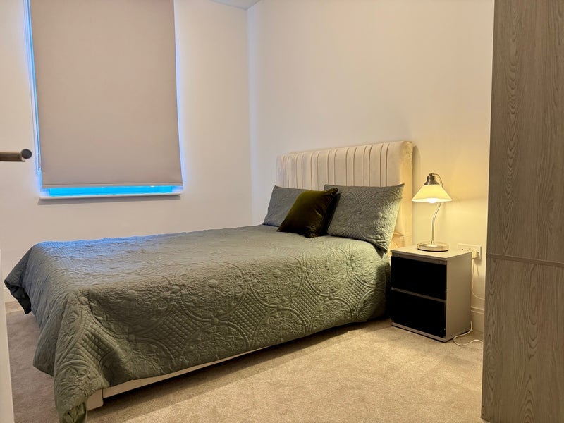 Room Memorial Avenue in Slough