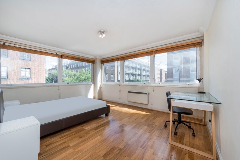 Room Fitzroy Street in Greater London