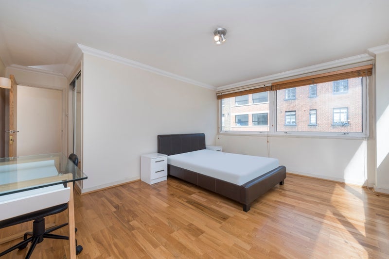 Room Fitzroy Street in Greater London