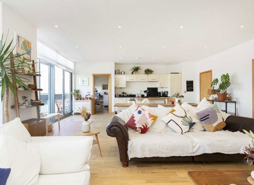 Flat Wick Lane in Greater London