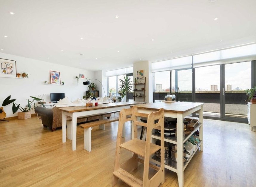 Flat Wick Lane in Greater London