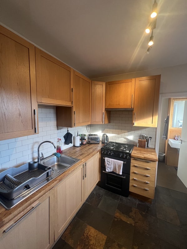 Room Heathfield Square in Greater London