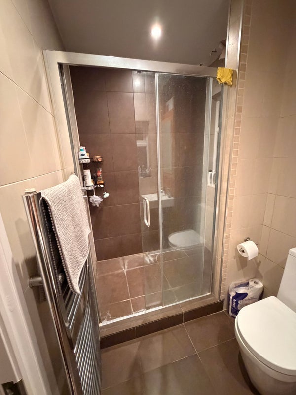 Room Heathfield Square in Greater London