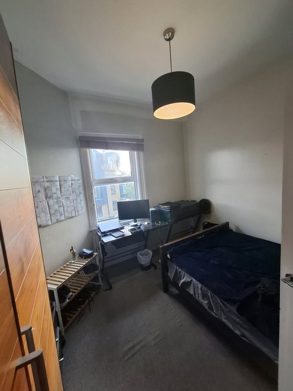 Room Heathfield Square in Greater London