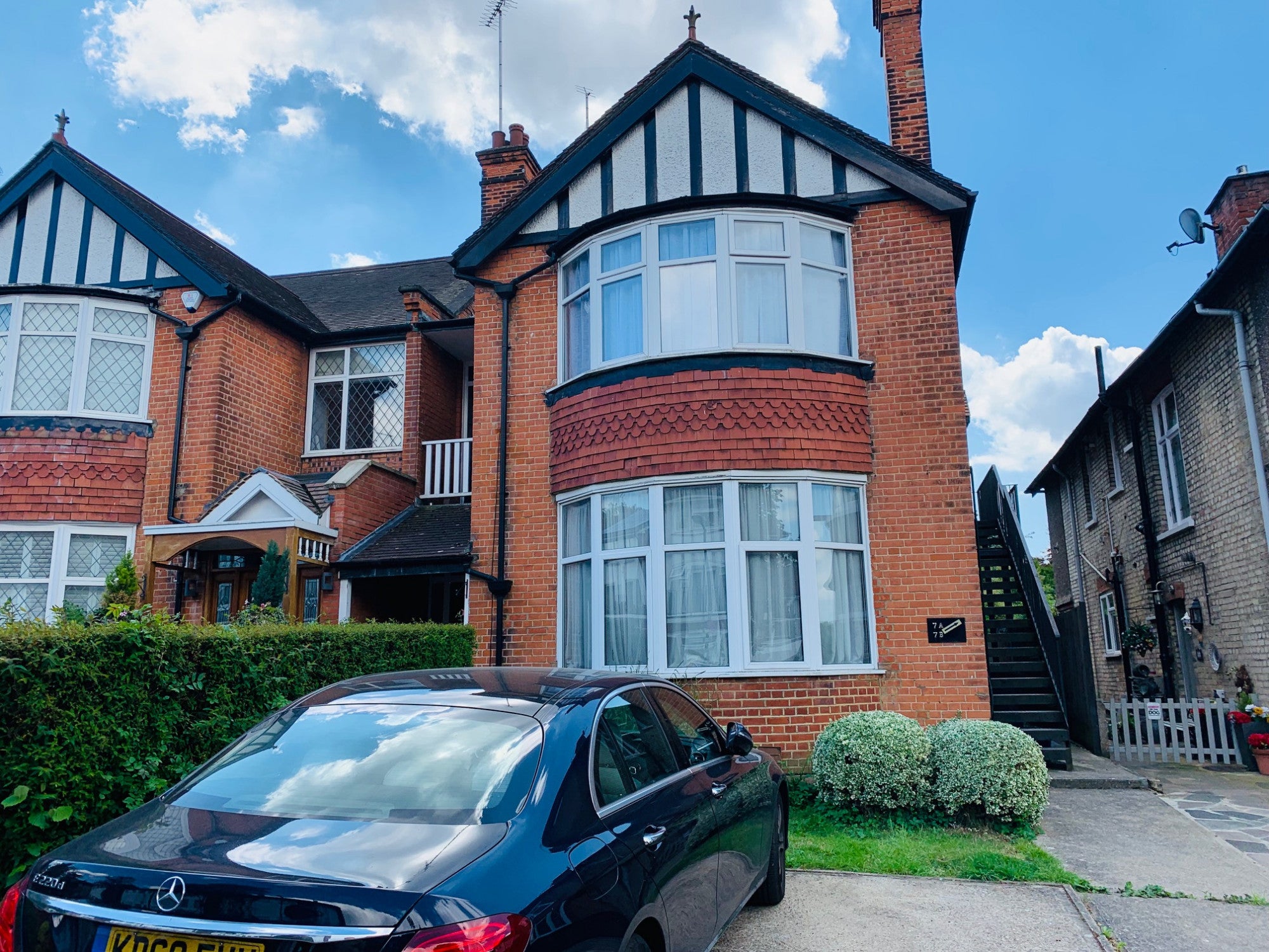 Flat Wickliffe Avenue in Greater London
