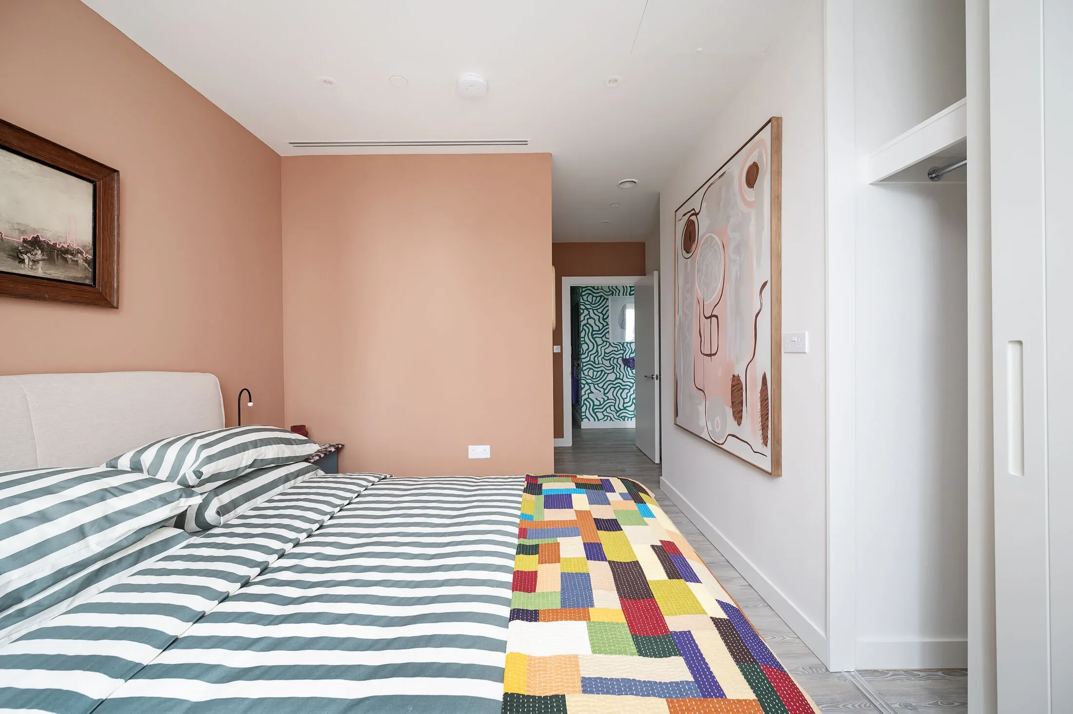 Flat Westfield Avenue in Greater London