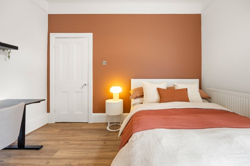 Room Grantham Road in Greater London