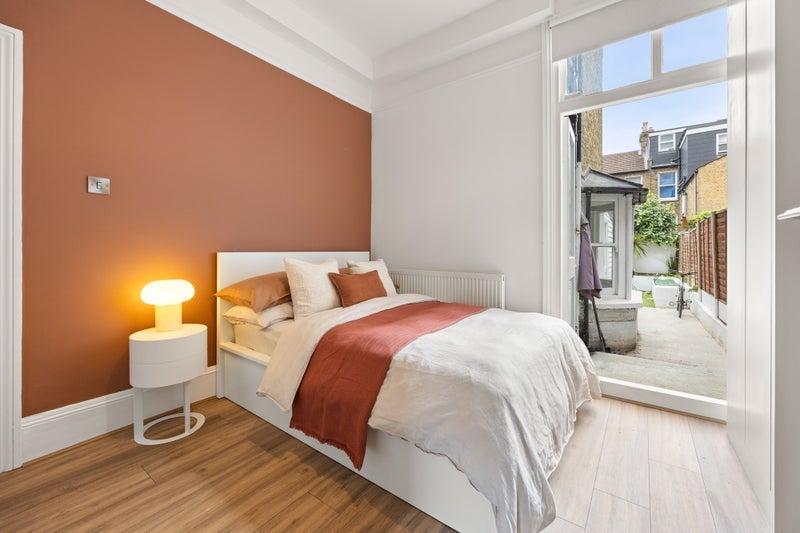 Room Grantham Road in Greater London
