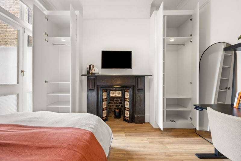 Room Grantham Road in Greater London