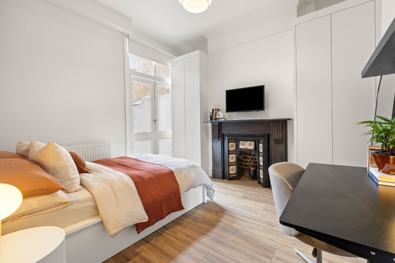 Room Grantham Road in Greater London
