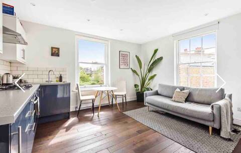 Flat Catford Hill in Greater London