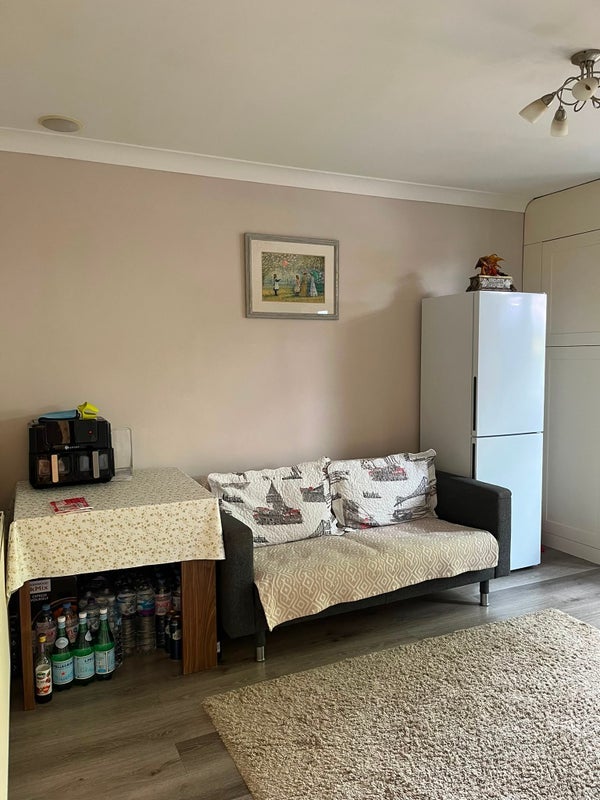 Room Ridgeway Drive in Greater London