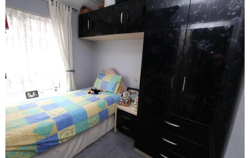 Room Ramillies Road in Greater London