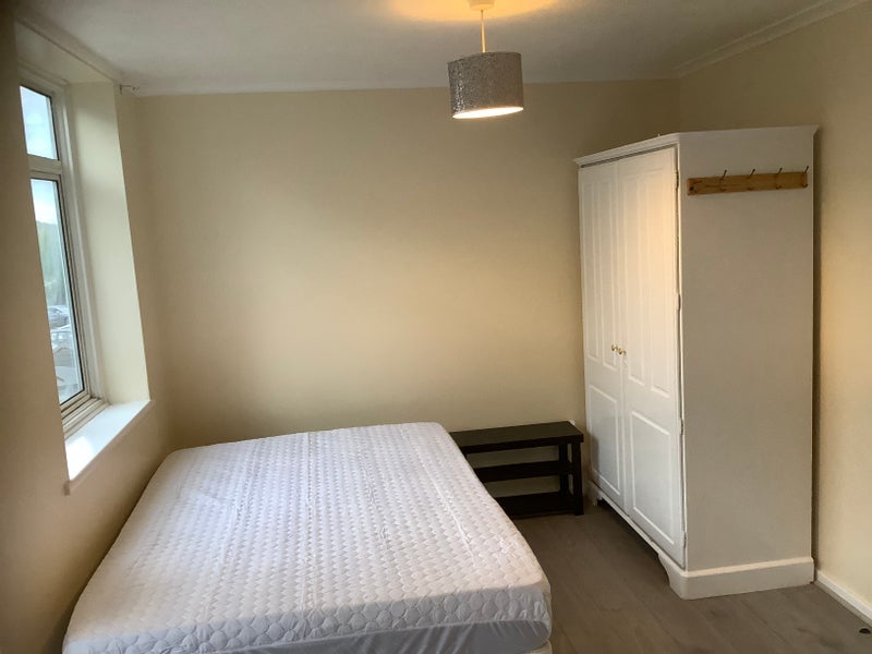 Room Taylifers in Harlow