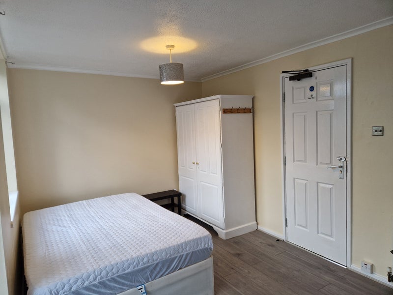 Room Taylifers in Harlow