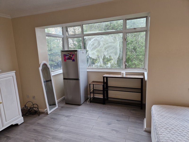 Room Taylifers in Harlow
