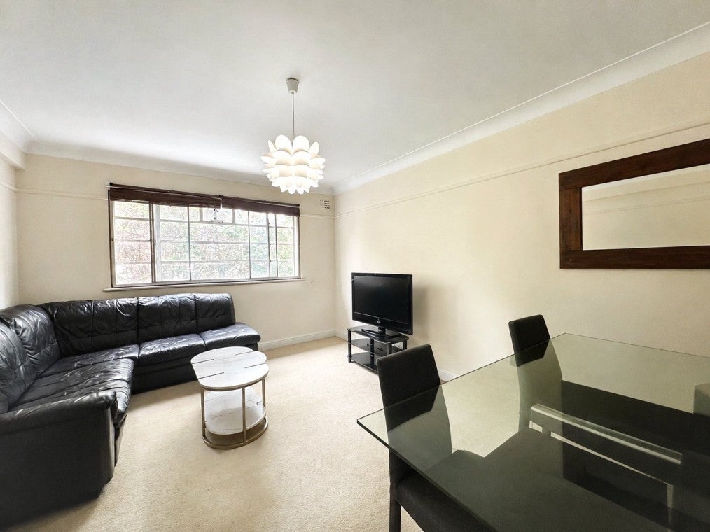 Flat Bushey Road in Greater London