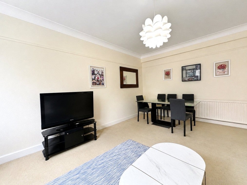 Flat Bushey Road in Greater London