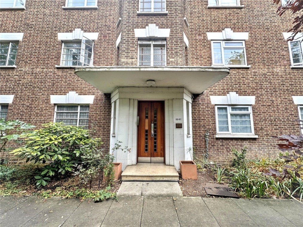 Flat Bushey Road in Greater London