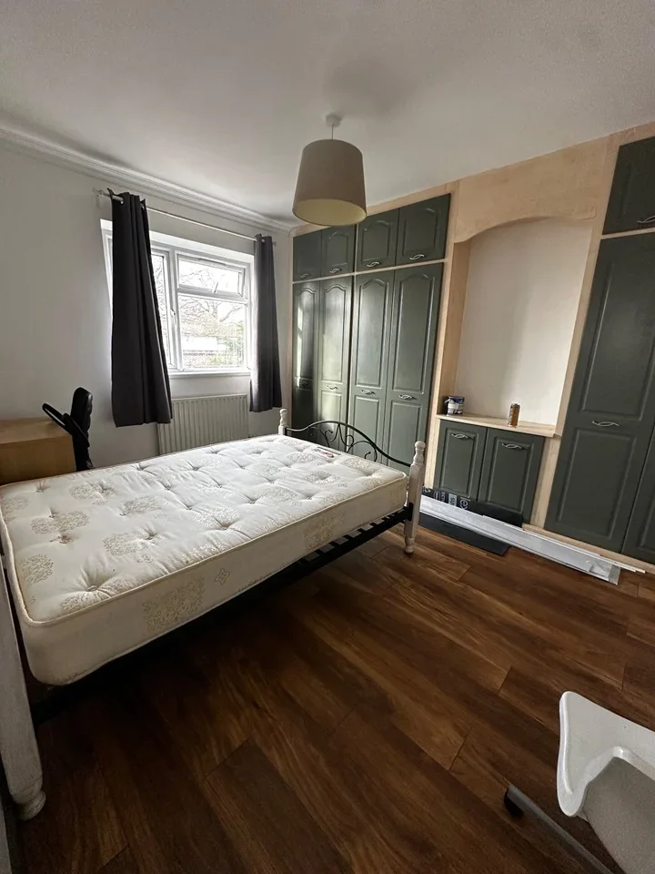Room Charlton Park Road in Greater London