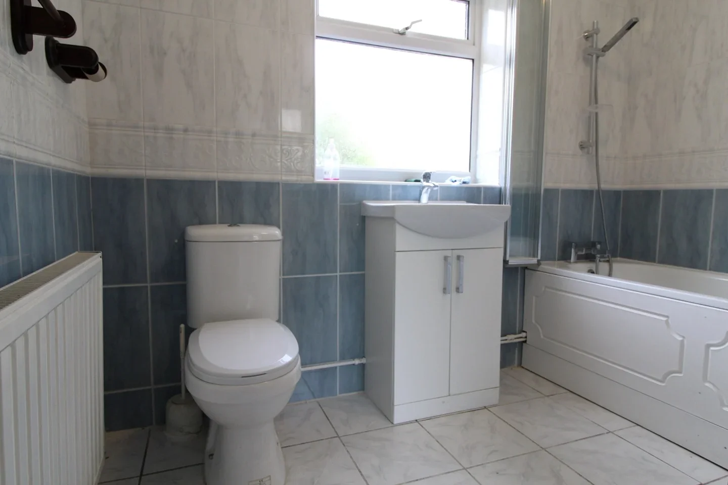 Room Charlton Park Road in Greater London