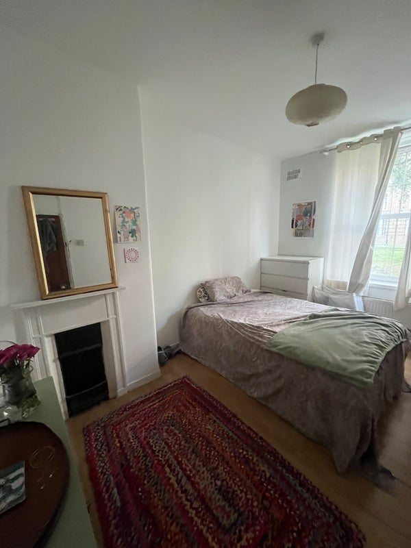 Flat Chicksand Street in Greater London