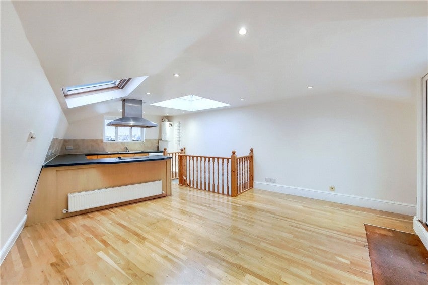 Flat Hazlitt Road in Greater London