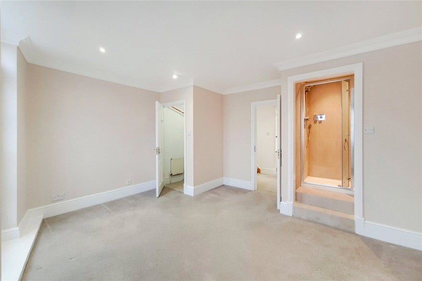 Flat Hazlitt Road in Greater London