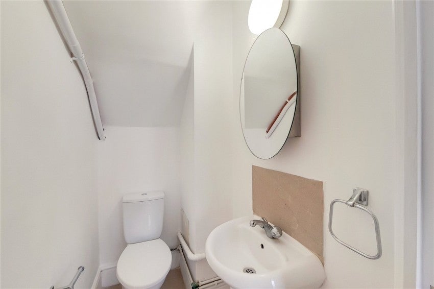 Flat Hazlitt Road in Greater London