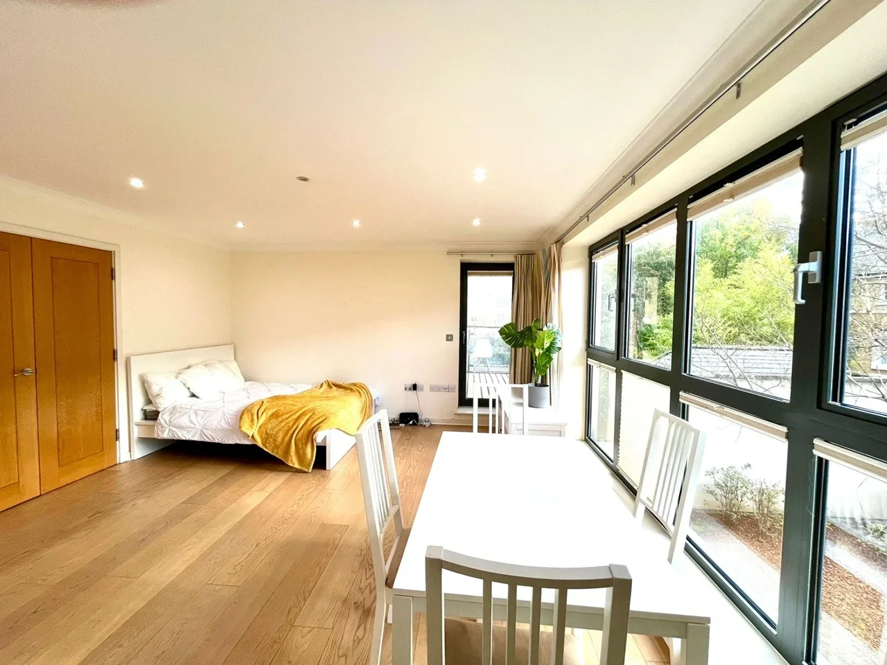 Room Canal Boulevard in Greater London