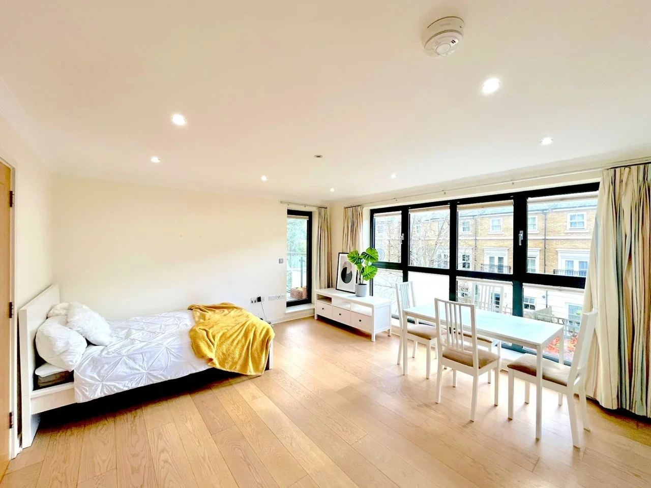 Room Canal Boulevard in Greater London