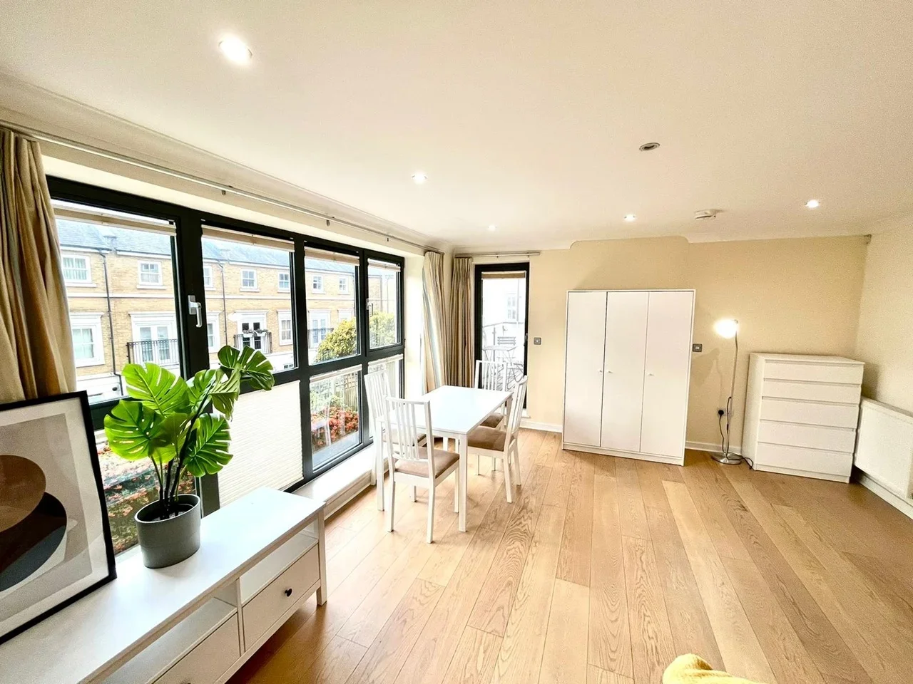 Room Canal Boulevard in Greater London