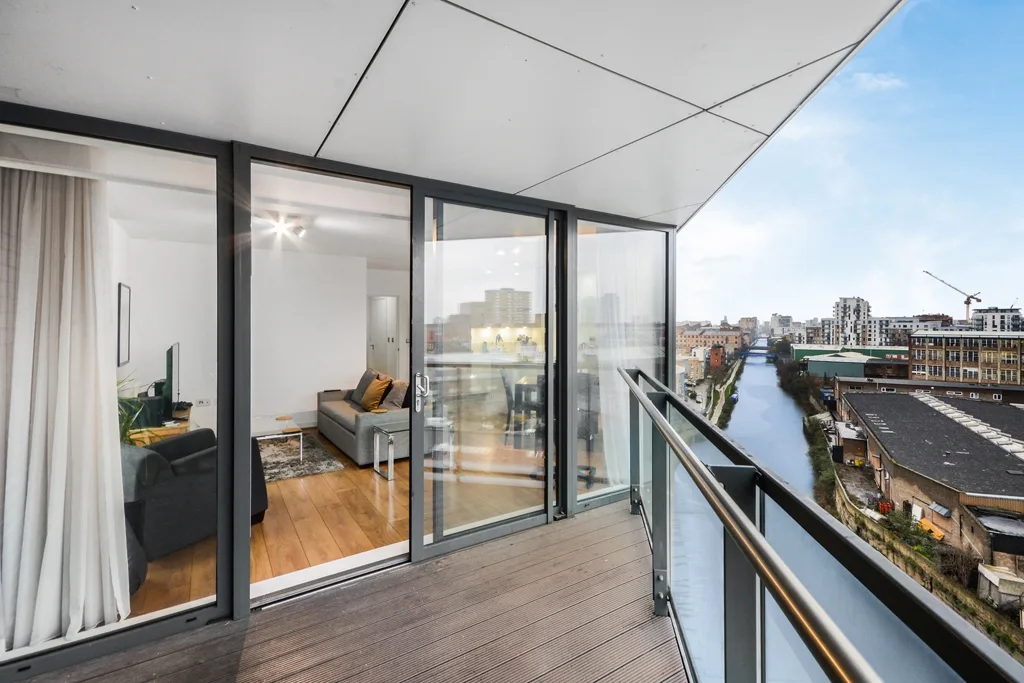 Flat Teviot Street in Greater London