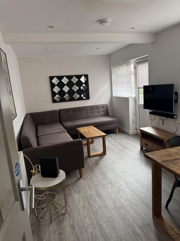 Room Kingswood Road in Manchester