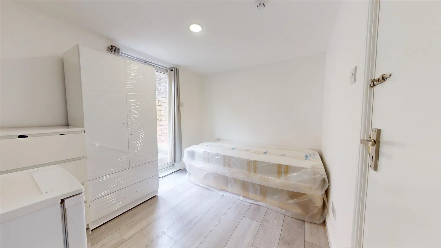 Room Harrow Road in Greater London
